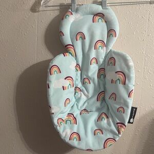 4moms reversible newborn insert in the "Rainbows" pattern